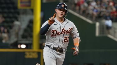 Spencer Torkelson de los Tigres de Detroit recorre las bases tras batear un jonrón ante los Rangers de Texas, el jueves 29 de junio de 2023. (AP Foto/Emil T. Lippe)