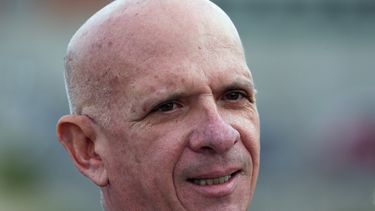 ARCHIVO - El general de brigada retirado Hugo Carvajal, ex jefe de inteligencia venezolano, sale de la cárcel el 15 de septiembre de 2019, en Estremera, en las afueras de Madrid. (AP Foto/Manu Fernández, archivo)