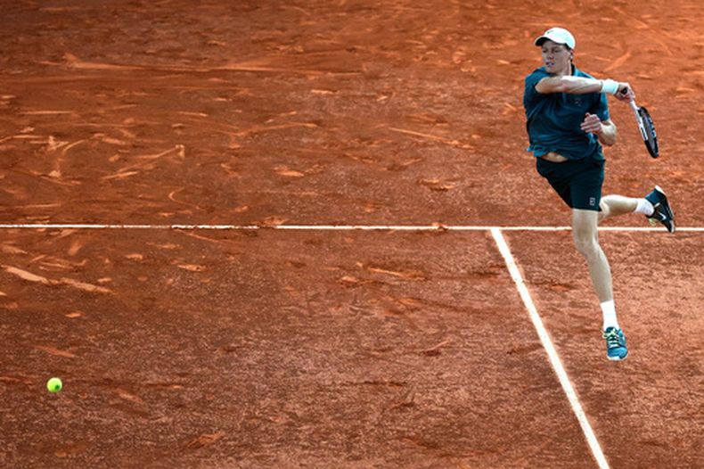 Jannik Sinner devuelve ante Rafael Jódar en el Abierto de Madrid el miércoles 29 de abril de 2026. (AP Foto/Pablo García)