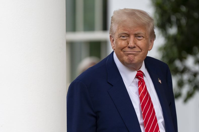 El presidente Donald Trump habla con los reporteros en la Casa Blanca, el jueves 8 de mayo de 2025, en Washington. (AP Foto/Alex Brandon)