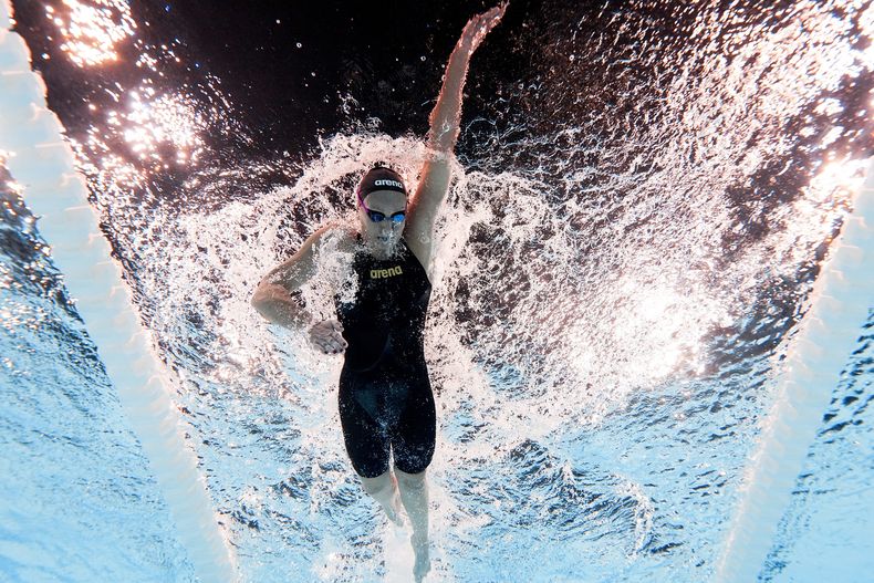 Kristel Köbrich, de Chile, compite durante una manga en los 1500 metros libres para mujeres en los Juegos Olímpicos de París 2024, el martes 30 de julio de 2024, en Nanterre, Francia. (AP Foto/David J. Phillip)
