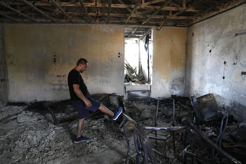 Un hombre revisa su casa calcinada por un incendio en Mandra, al oeste de Atenas, el 19 de julio de 2023. (AP Foto/Thanassis Stavrakis)