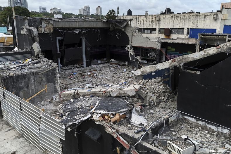 Una vista panorámica del club nocturno Jet Set algunos días después de que su techo se vino abajo, lo que provocó la muerte de más de 200 personas, el viernes 11 de abril de 2025, en Santo Domingo, República Dominicana. (AP Foto/Matías Delacroix)