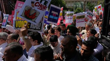 El líder del partido Congreso, Priyanka Gandhi Vadra, en el centro, y otros sostienen carteles mientras marchan durante una protesta organizada por partidos que demandaban la renuncia del jefe electoral del país de Gyanesh Kumar en Nueva Delhi, India, el martes 6 de octubre de 2026. (AP Foto/Manish Swarup)