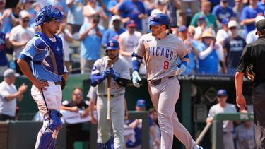 Ian Happ, de los Cachorros de Chicago, cruza el plato tras conectar un cuadrangular de dos carreras durante la sexta entrada de un partido de béisbol contra los Reales de Kansas City, el domingo 9 de agosto de 2026, en Kansas City, Misuri. (Foto AP/Charlie Riedel)