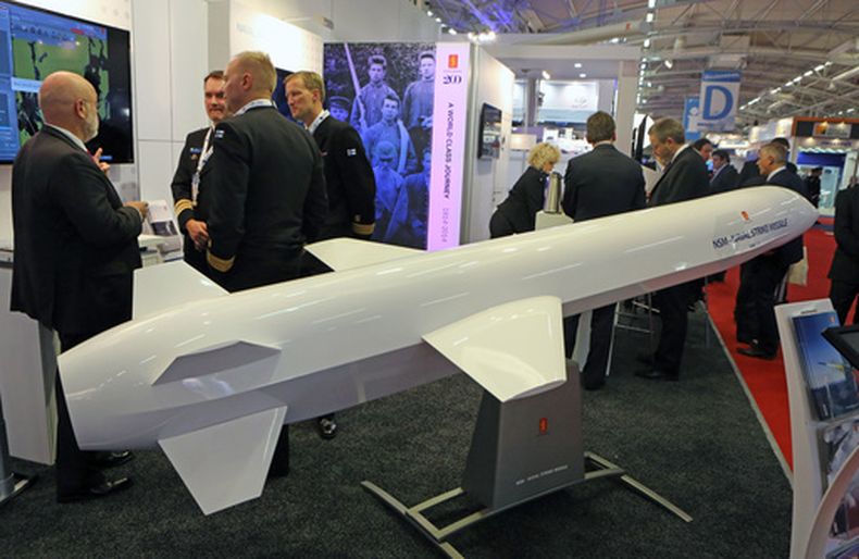 Visitantes se congregan en una exhibición del misil naval NSM, fabricado por la empresa noruega Kongsberg y presentado en la feria Euronaval, en Le Bourget, al norte de París, Francia, el miércoles 29 de octubre de 2014. (Foto AP/Remy de la Mauviniere)