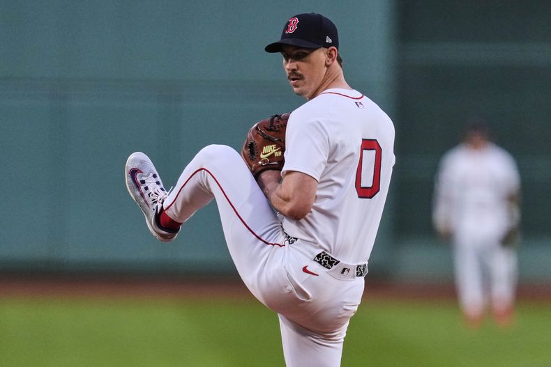 Walker Buehler, de los Medias Rojas de Boston, trabaja durante la primera entrada del juego de béisbol en contra de los Orioles de Baltimore, el martes 19 de agosto de 2025, en el estadio Fenway Park, en Boston. (AP Foto/Charles Krupa)