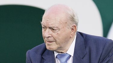 americateve | El ex futbolista de Real Madrid, Alfredo Di St&eacute;fano, aparece en una actividad en el estadio Santiago Bernab&eacute;u el 30 de junio de 2009. Di St&eacute;fano fue hospitalizado el 5 de julio de 2014 tras sufrir un infarto en Madrid. (AP Photo/Victo