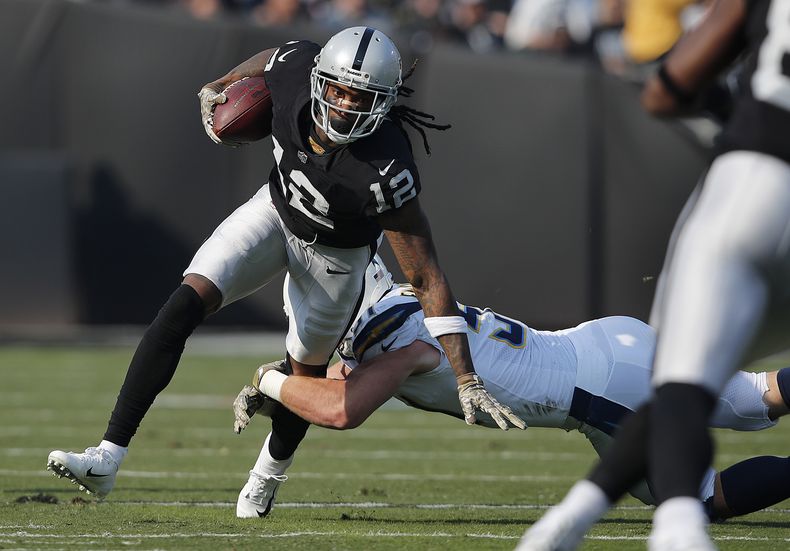 ARCHIVO - El receptor abierto de los Raiders de Oakland, Martavis Bryant (12), corre contra el apoyador de los Chargers de Los Ángeles, Kyle Emanuel, durante la primera mitad de un partido de fútbol americano de la NFL en Oakland, California, el 11 de noviembre de 2018. (AP Foto/John Hefti, Archivo)