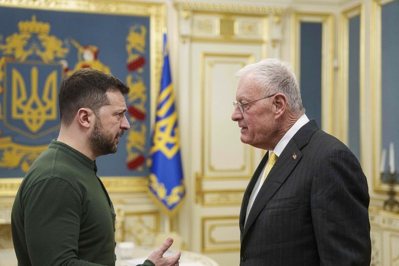 El enviado especial de Estados Unidos para Ucrania y Rusia, Keith Kellogg, derecha, y el presidente ucraniano, Volodymyr Zelenskyy, hablan en su reunión en Kiev, Ucrania, el 20 de febrero de 2025. (AP Foto/Evgeniy Maloletka)