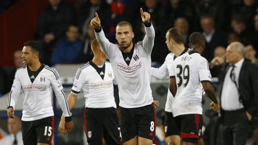 americateve | El suizo Pajtim Kasami, del Fulham, celebra luego de anotar un gol por el Fulham frente al Crystal Palace, en un partido de la Liga Premier inglesa disputado el lunes 21 de octubre de 2013 (AP Foto/Kirsty Wigglesworth)