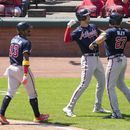 Matt Olson de los Bravos de Atlanta celebra con Austin Riley tras batear un jonrón de tres carreras en la sexta entrada del juego ante los Rojos de Cincinnati el domingo 25 de junio del 2023. (AP Foto/Jeff Dean)