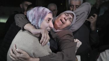 Shuruq Dwayat, a la izquierda, una prisionera palestina liberada por Israel, es abrazada por familiares a su llegada a casa en el vecindario de Sur Bahar, en Jerusalén Oriental, el domingo 26 de noviembre de 2023. (AP Foto/Mahmoud Illean)