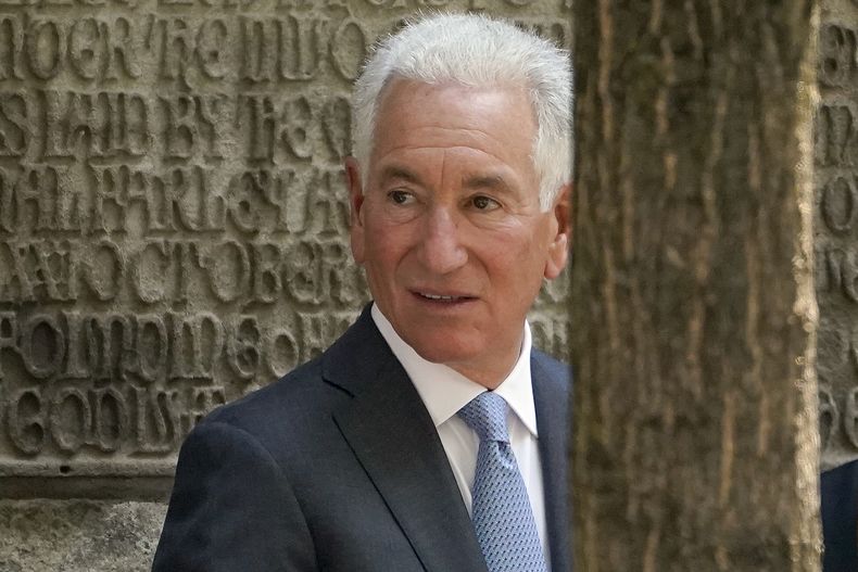 ARCHIVO - Charles Kushner llega al funeral de Ivana Trump, el 20 de julio de 2022, en Nueva York. (AP Foto/John Minchillo, archivo)