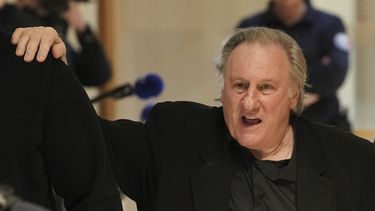El actor Gerard Depardieu sale de la sala del tribunal para un receso durante su juicio por las presuntas agresiones sexuales de dos mujeres en una película ambientada en 2021, el martes 25 de marzo de 2025 en París. (Foto AP/Aurelien Morissard)