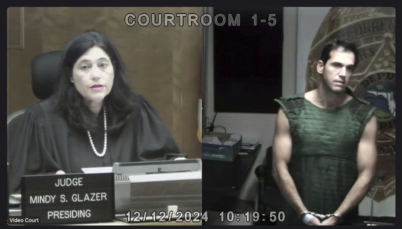 En esta captura de pantalla, la jueza del Tribunal de Circuito de Miami Dade, Mindy S. Glazer, preside por videoconferencia la primera comparecencia ante el tribunal de Alon Alexander, acusado de agresión sexual junto con su hermano gemelo, Oren Alexander, el jueves 12 de diciembre de 2024, en Miami. (Tribunal de Circuito de Miami Dade vía AP)