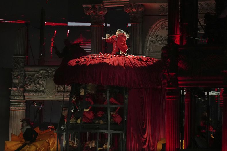 Lady Gaga presenta su concierto gratuito en la playa de Copacabana en Río de Janeiro, el sábado 3 de mayo de 2025. (Foto AP/Silvia Izquierdo)