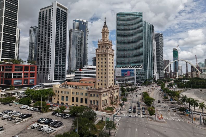 Vista del terreno propuesto para la biblioteca del presidente Donald Trump, adyacente a la histórica Torre Libertad, en el centro de Miami, el 8 de agosto de 2025. (AP Foto/Daniel Kozin)