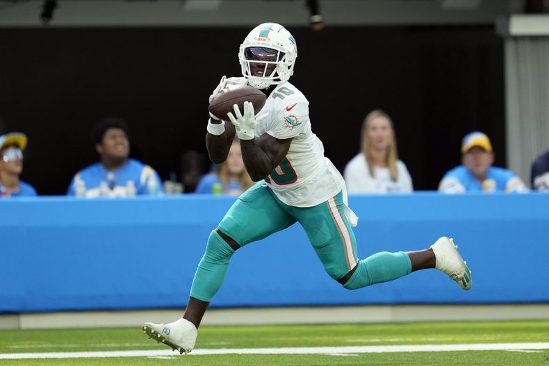 ARCHIVO - El receptor abierto de los Dolphins de Miami, Tyreek Hill, atrapa un touchdown durante la segunda mitad de un partido de fútbol americano de la NFL contra los Chargers de Los Ángeles, el domingo 10 de septiembre de 2023, en Inglewood, California. Tyreek Hill es finalista para el premio al Jugador Ofensivo del Año 2023 de The Associated Press. (AP Foto/Ashley Landis, Archivo)
