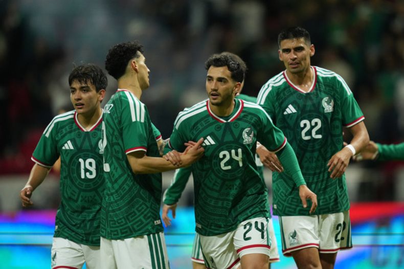 Luis Chávez, de la selección mexicana, festeja con sus compañeros tras anotar ante Serbia en un partido amistoso realizado el jueves 4 de junio de 2026 en Toluca (AP Foto/Moisés Castillo)