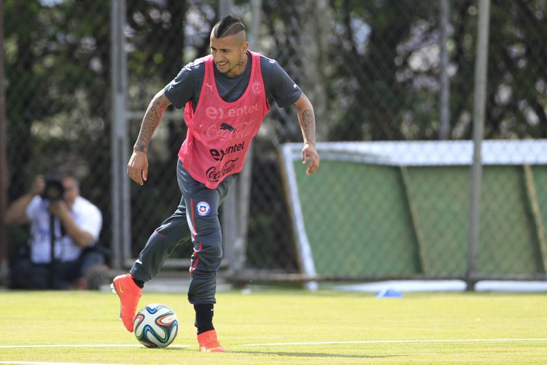 Arturo Vidal durante un entrenamiento el mi&eacute;rcoles 11 de junio de 2014 en Belo Horizonte, Brasil. A 24 horas del debut de Chile en la Copa Mundial ante Australia, contin&uacute;a el culebr&oacute;n en torno a la disponibilidad del volante de Juvent