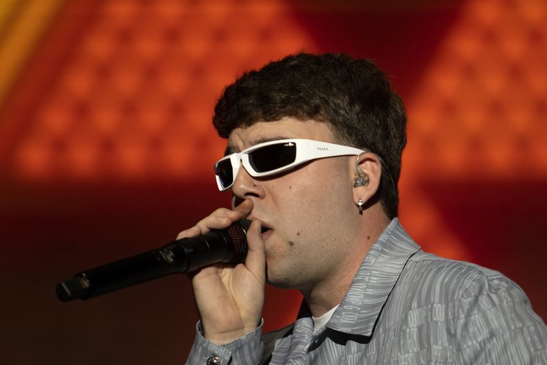 ARCHIVO - Quevedo actúa durante el festival de música Coca-Colca Flow en la Ciudad de México, el domingo 26 de noviembre de 2023. (Foto AP/Alejandro Godinez, archivo)