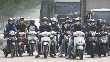 ARCHIVO - Gente con mascarilla espera en un semáforo en Hanoi, Vietnam, el 14 de noviembre de 2024. (AP Foto/Hau Dinh)
