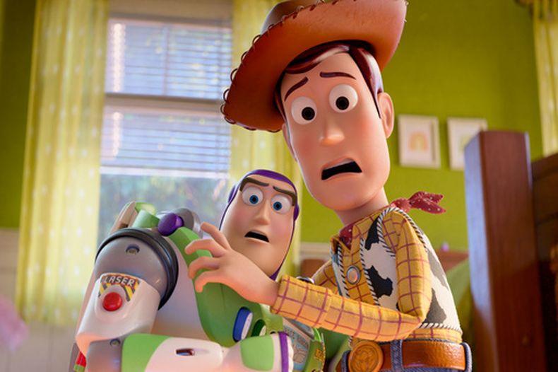Esta imagen publicada por Disney muestra a los personajes Buzz Lightyear, con la voz de Tim Allen (izquierda), y Woody, con la voz de Tom Hanks, en una escena de Toy Story 5. (Pixar-Disney via AP)