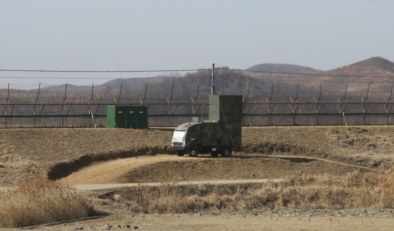 ARCHIVO - Un vehículo militar surcoreano con altavoces se ve ante una cerca de alambre de espinas en Paju, cerca de la frontera con Corea del Norte, el 15 de febrero de 2018. (AP Foto/Ahn Young-joon, Archivo)