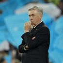 En foto del miércoles 17 de may del 2023, el técnico del Real Madrid Carlo Ancelotti parado en la banda durante los minutos finales del encuentro de vuelta de las semifinales de la Liga de Campeones ante el Manchester City. El sábado 20 de mayo del 2023, Ancelotti dice que cumplirá su contrato con el Real Madrid. (AP Foto/Jon Super)