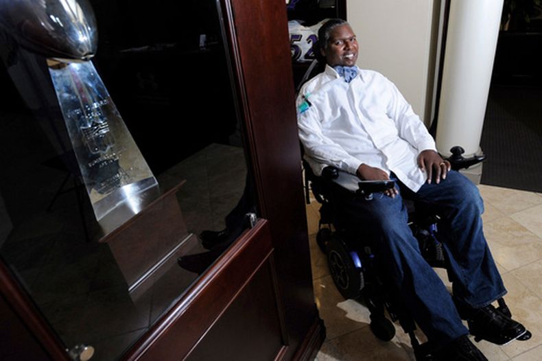 ARCHIVO - O.J. Brigance, quien fuera linebacker y actual director de desarrollo de jugadores de los Ravens de Baltimore, aparece cerca del trofeo Vince Lombardi —ganado en el Super Bowl de 2001, en el que él participó— en las instalaciones de entrenamiento del equipo de la NFL en Owings Mills, Maryland, el 5 de septiembre de 2012. (Foto AP/Steve Ruark, Archivo)
