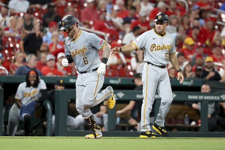 El cubano Yasmani Grandal (izquierda) recibe la felicitación del coach de la antesala Mike Rabello, tras conectar un jonrón ante los Cardenales de San Luis, el jueves 19 de septiembre de 2024 (AP Foto/Scott Kane)