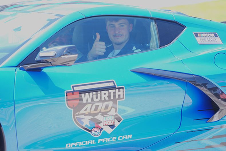 El alero de los Mavericks de Dallas, Cooper Flagg, conductor honorario del auto de seguridad, se prepara para una carrera de la NASCAR Cup Series en el Texas Motor Speedway en Fort Worth, Texas, el domingo 3 de mayo de 2026. (Foto AP/LM Otero)
