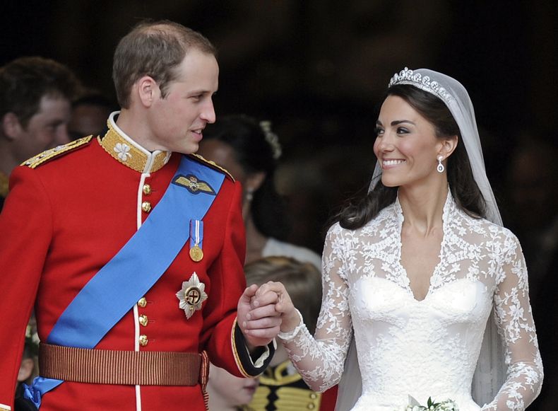 ARCHIVO - El príncipe Guillermo de Gran Bretaña y su esposa Catalina, la duquesa de Cambridge fuera de la Abadía de Westminster después de su boda real en Londres el viernes 29 de abril de 2011. La atención sobre la princesa Catalina ha alcanzado niveles no vistos desde su boda de cuento de hadas en 2011. La admisión de que Catalina alteró una fotografía familiar oficial provocó una reacción violenta. (Foto AP/Martin Meissner, archivo)