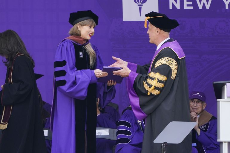 Taylor Swift recibe doctorado honorario de NYU
