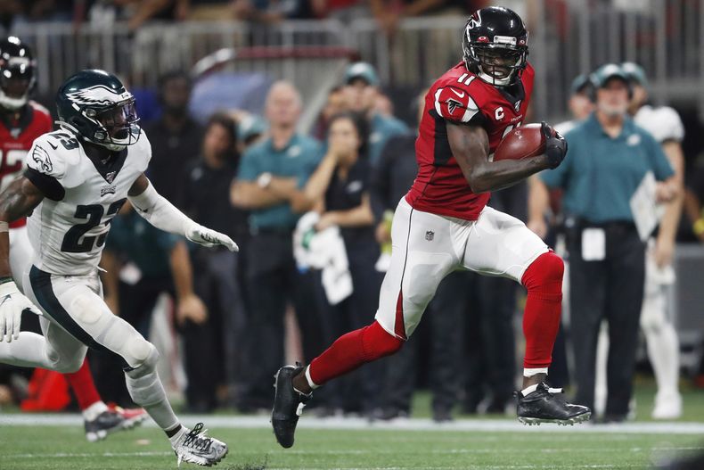 ARCHIVO - Julio Jones (11), wide receiver de los Falcons de Atlanta, corre rumbo a la zona de anotación para conseguir un touchdown mientras Rodney McLeod (23), safety de los Eagles de Filadelfia, intenta alcanzarlo durante un partido de la NFL, el domingo 15 de septiembre de 2019, en Atlanta. (AP Foto/John Bazemore, Archivo)