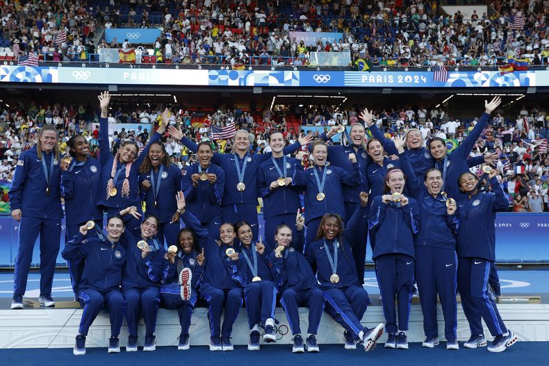 Las jugadoras estadounidenses celebran tras ganar la medalla de oro en el torneo de fútbol de los Juegos Olímpicos de París al vencer a Brasil en la final el sábado 10 de agosto del 2024. (AP Foto/Aurelien Morissard)