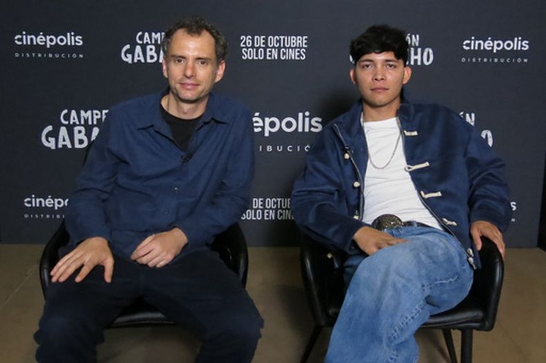 El cineasta mexicano Jonás Cuarón, a la izquierda, y el actor Juan Daniel García Treviño, de la película Campeón Gabacho, posan para una fotografía durante una entrevista en el Festival Internacional de Cine de Morelia, en México, el viernes 16 de octubre de 2026. (Foto AP/Berenice Bautista)
