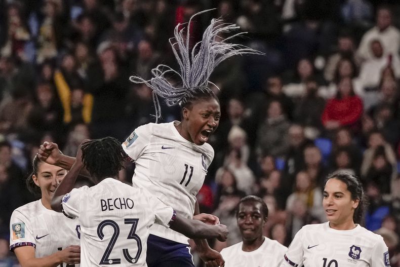 Kadidiatou Diani (11) celebra tras anotar el quinto gol de Francia en la victoria 6-3 ante Panamá en el Mundial femenino, el miércoles 2 de agosto de 2023, en Sydney. (AP Foto/Mark Baker)