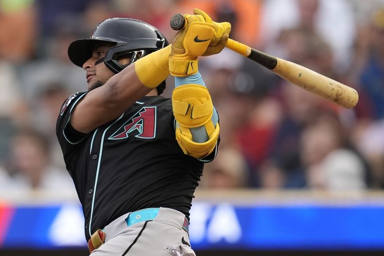 Gabriel Moreno (14), de los Diamondbacks de Arizona, conecta un sencillo en la primera entrada de un juego de béisbol contra los Mellizos de Minnesota, el sábado 13 de septiembre de 2025, en Mineápolis. (AP Photo/Mike Stewart)