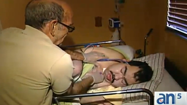 americateve | Victoriano Cazañas asegura que ya no puede más con el drama que vive su familia, en especial su hijo Frank de 28 años quien se encuentra postrado en una cama desde hace 28 años.