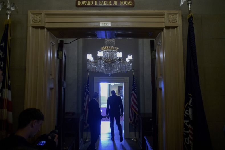 El líder de la mayoría en el Senado, John Thune, camina hacia su oficina desde el Senado mientras los republicanos votan la petición de Donald Trump de cancelar alrededor de 9.000 millones de dólares en ayuda exterior y gasto en medios públicos, en el Capitolio, Washington, el 16 de julio de 2025.(AP Foto/Rod Lamkey, Jr.)
