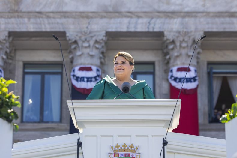 ARCHIVO - Jenniffer González habla tras ser juramentada gobernadora de Puerto Rico el 2 de enero de 2025, frente al Capitolio en San Juan. (AP Foto/Alejandro Granadillo, archivo)