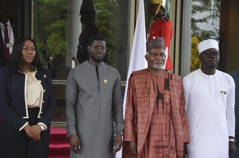 Damien Larbli Tchintchibidja, vicepresidente de la comisión del CEDEAO (izq), el presidente de Senegal Basirou Diomaye Faye (tercero de la izquierda), y el ministro de exteriores de Nigeria, Yusuf Tuggar posan para una foto previo a la reunión del CEDEAO en Abuya, Nigeria, el 22 de junio del 2025. (AP foto/Olamikan Gbemiga)