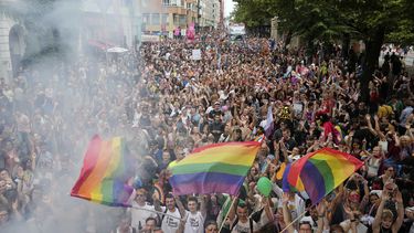 Una multitud baila en el desfile anual del orgullo LGBTQ+ en Berlín, Alemania, el sábado 26 de julio de 2025. (AP Foto/Ebrahim Noroozi)