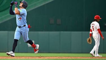 Luis Urías (izquierda) de los Azulejos de Toronto recorre las bases tras batear un jonrón ante los Nacionales de Washington, el lunes 27 de julio de 2026, en Washington. (AP Foto/John McDonnell)