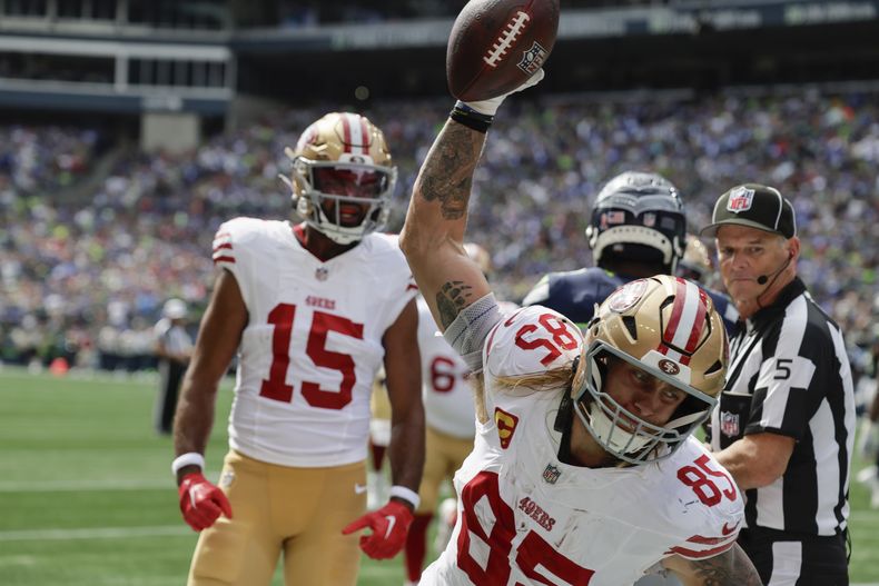 George Kittle (85), ala cerrada de los 49ers de San Francisco, celebra después de anotar un touchdown durante la primera mitad del partido de la NFL frente a los Seahawks de Seattle, el domingo 7 de septiembre de 2025, en Seattle. (AP Foto/John Froschauer)