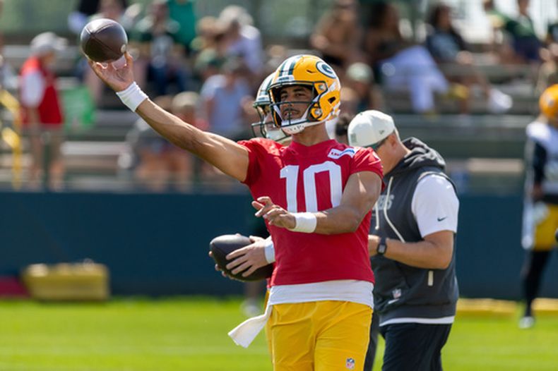El quarterback de los Packers de Green Bay, Jordan Love (10), participa en ejercicios durante el campamento de entrenamiento del equipo de fútbol americano, el domingo 2 de agosto de 2026, en Green Bay, Wisconsin. (Foto AP/Mike Roemer)