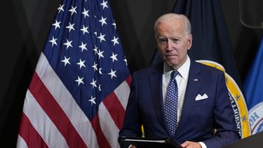 Biden sopesa vacunación obligatoria para empleados federales