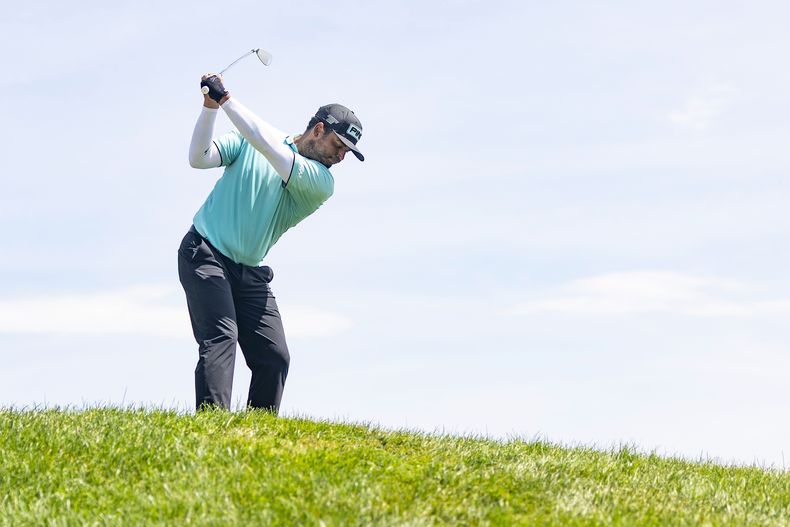 El colombiano Sebastián Muñoz, de Torque GC, golpea desde el sexto fairway durante la ronda final del torneo de golf LIV Golf Indianapolis en The Club at Chatham Hills, el domingo 17 de agosto de 2025, en Westfield, Indiana. (Scott Taetsch/LIV Golf via AP)